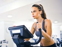 Sutiene și topuri sport pentru femei